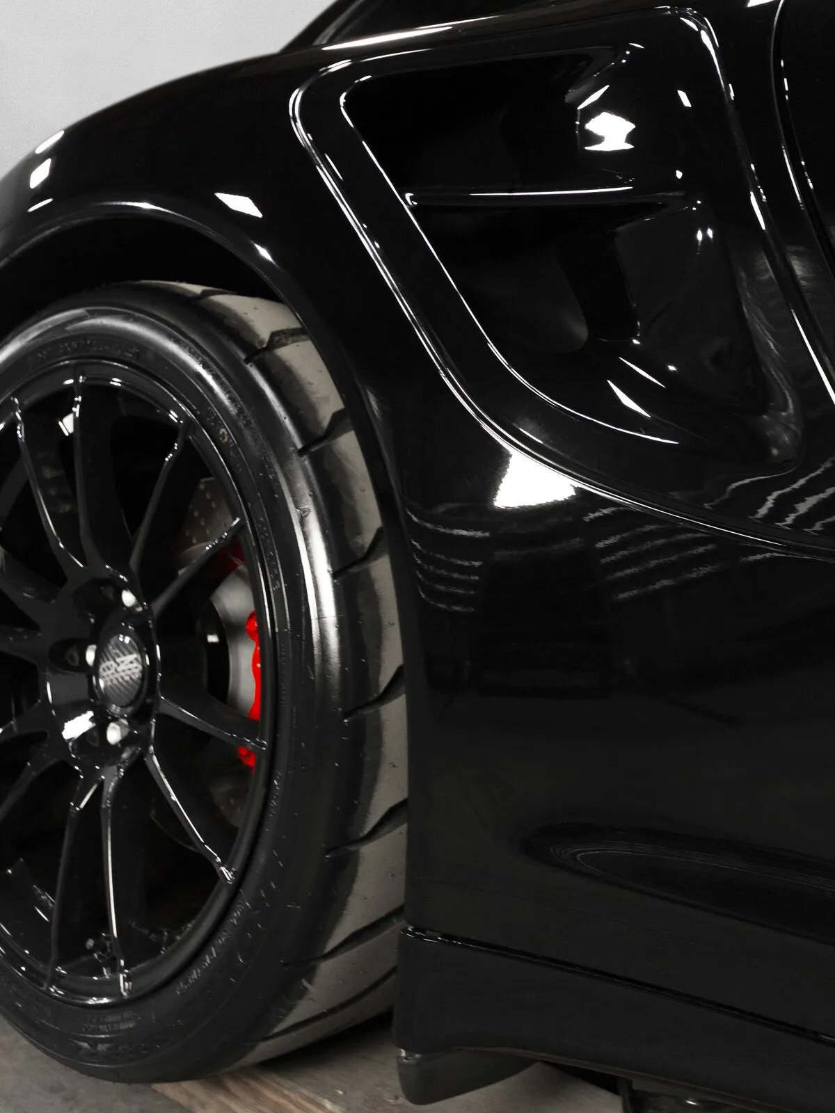 Ceramic coated black wheels and fender on Porsche